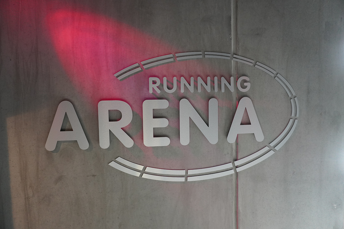 Gefrästes Logo an Wand